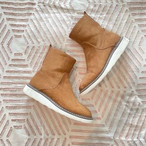 Women’s Slight Platform Boots • Universal Thread • women’s 7 • worn once